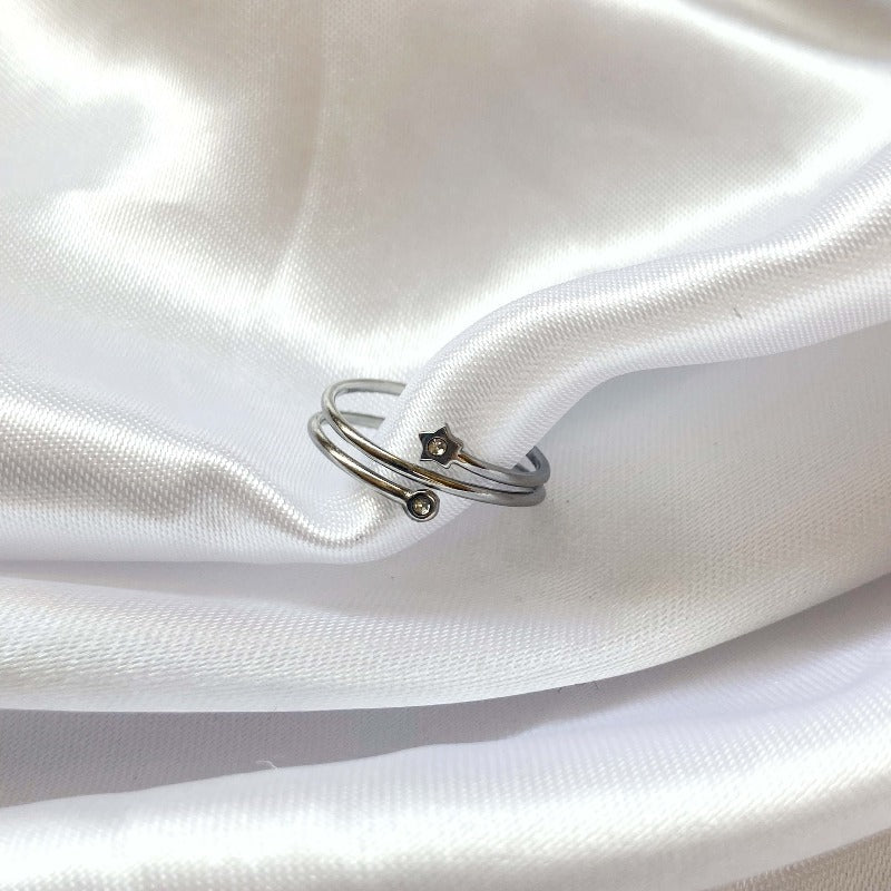 Une bague fine sous forme de spirale, la bague ariana est le choix parfait pour les fan de bijoux fins et délicats, son étoile avec son petit strass scintille juste ce qu'il faut pour mettre en valeur des doigts fins habitués à l'argenté