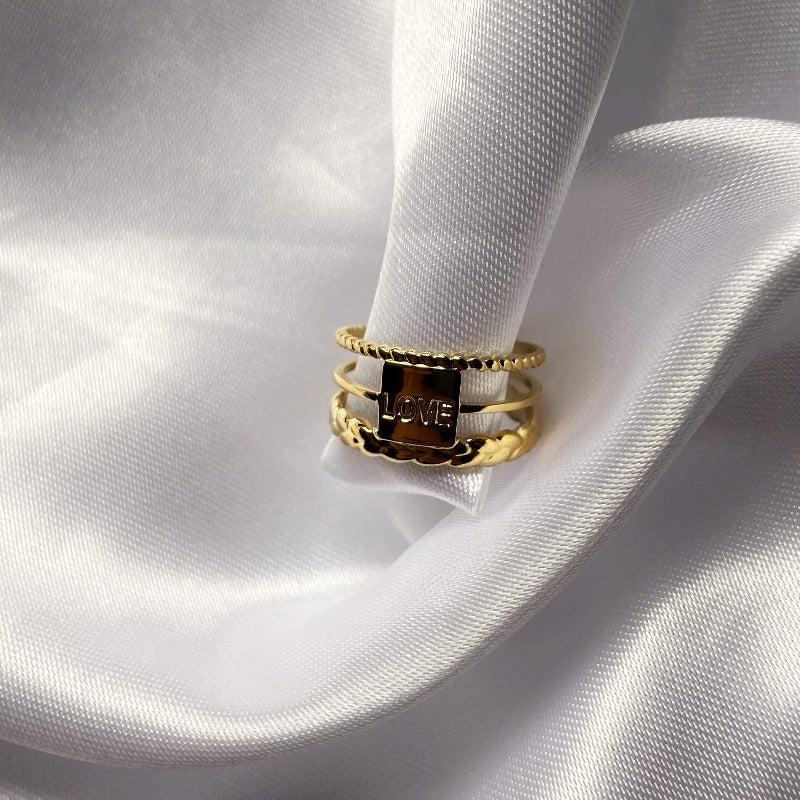 La bague d'amour par excellence, moderne avec ses 3 rangs et explicite avec son message "love" elle sera parfaite comme bague d'amitié, d'union ou comme cadeau à un membre de la famille. Ajustable et en acier inoxydable c'est un bague qui peut être offerte à tous sans besoin de connaitre sa taille, et qui durera dans le temps sans rouiller ni ternir.