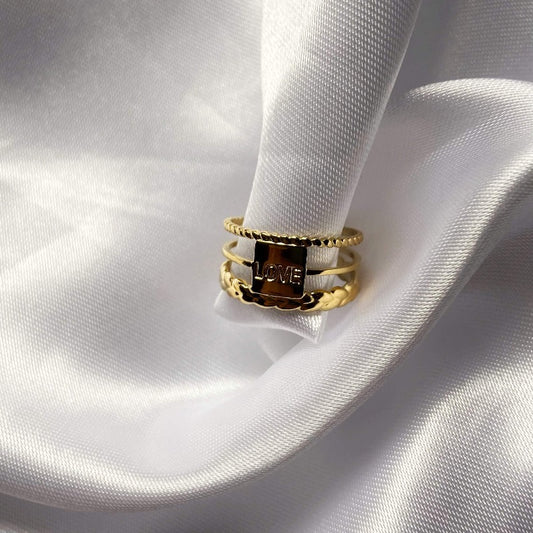 La bague d'amour par excellence, moderne avec ses 3 rangs et explicite avec son message "love" elle sera parfaite comme bague d'amitié, d'union ou comme cadeau à un membre de la famille. Ajustable et en acier inoxydable c'est un bague qui peut être offerte à tous sans besoin de connaitre sa taille, et qui durera dans le temps sans rouiller ni ternir.