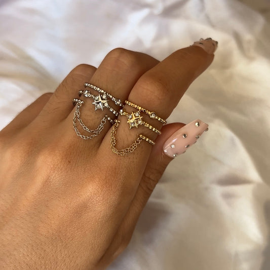 Bagues ajustables dorées et argentées avec une étoile centrale ornée d’un strass et une double chaîne tombante comme une breloque. Bague en acier inoxydable à 3 rangs fine et élégante