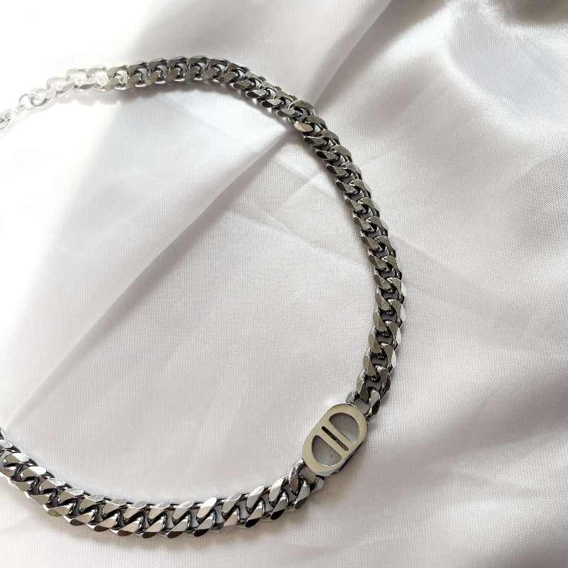 Collier inspiration marque de luxe, à grosse maille argenté et pendentif double "D" inversés en acier inoxydable résistant à l'eau